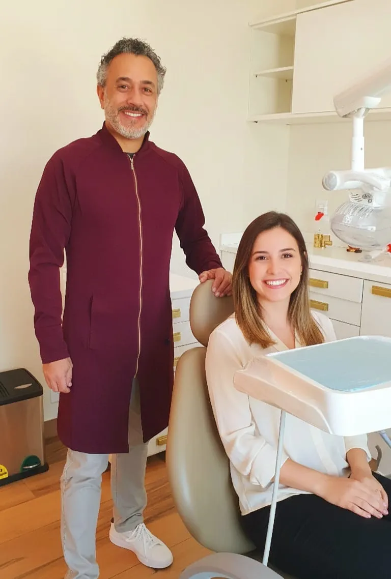 Paciente com sorriso perfeito na Smile On